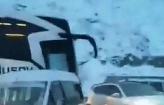 Buzlanan yolda 13 araç birbirine girdi: 3 yaralı