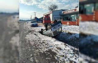 Buzlanan yolda kayan araç takla attı