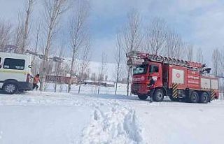 Buzlanma nedeniyle yoldan çıkan minibüs kurtarıldı