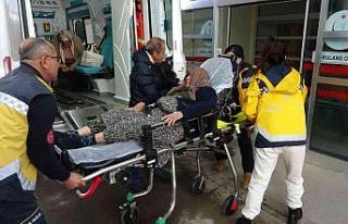 Buzlu yolda düşen kadın, hastanelik oldu