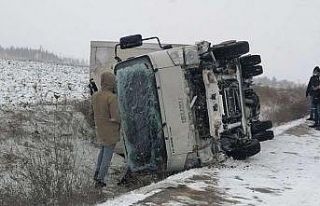 Buzlu yolda kontrolden çıkan kamyonet devrildi,...