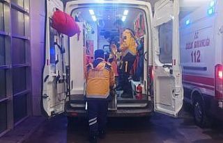 Buzlu yolda motosiklet devrildi: 1 yaralı