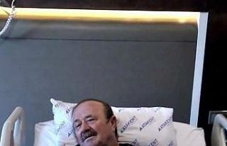 Buzlu zeminde düşen belediye başkanı ayak bileğini...