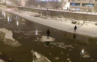 Buzu sal yapıp Çoruh’ta gezintiye çıkan gençler...