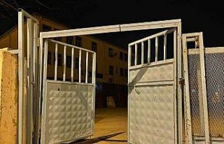 Çalınan okul kapısı polis tarafından bulundu