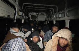 Çamaşır makinesinin arkasına saklanan göçmen...