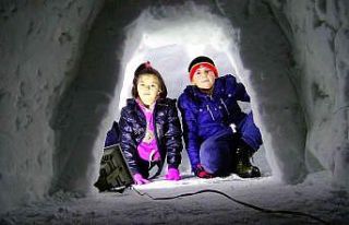 Cami bahçesinde temizledikleri karlarla eskimo evi...