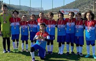 Çamlık Futbol, turnuvadan kupayla döndü