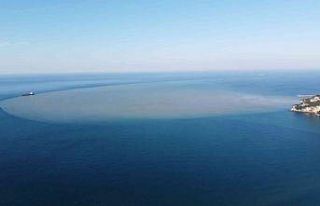 Çamurlu su denizin rengini değiştirdi