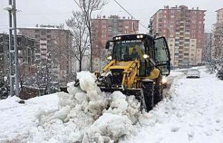 Canik’te kar mesaisi sürüyor