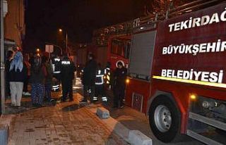 Çatı yangını mahalleliyi sokağa döktü