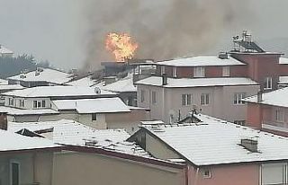 Çatı yangını vatandaşı sokağa döktü