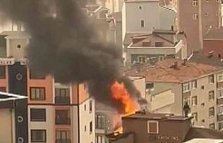 Çatıdaki işçi alev alev yanan çatıdan inmedi