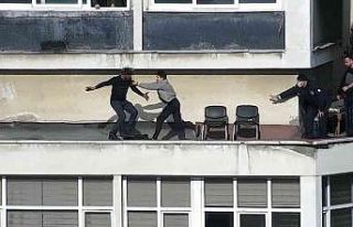 Çatıdan atlamak isteyen genç son anda kurtarıldı