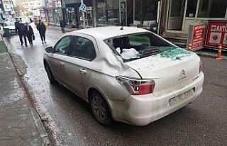 Çatıdan buz kütlesi otomobilin üzerine düştü,...