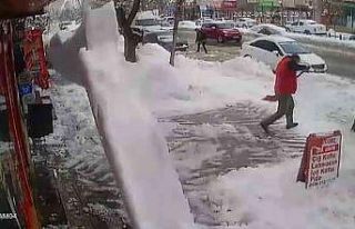 Çatıdan düşen buz kütlesinden son anda kurtuldu
