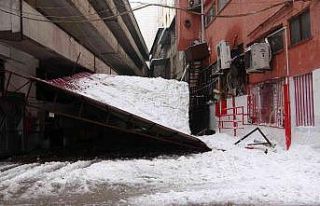 Çatıdan düşen kar kütleleri yan taraftaki çatıyı...