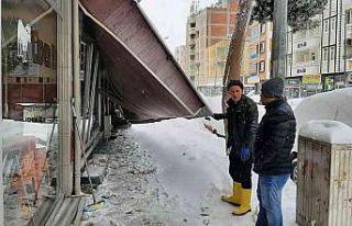 Çatılar kar kalınlığına dayanamadı