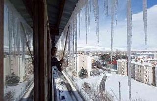 Çatılarda 2 metrelik buz sarkıtları oluştu