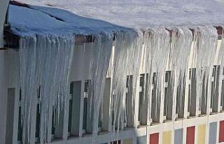 Çatılardaki buz sarkıtları 4 metreyi buldu