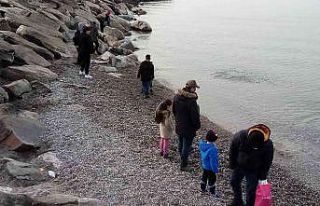 Çekilen deniz çocuklara eğlence mekanı oldu