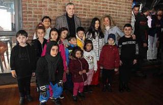 Cengiz Kurtoğlu, minik hayranlarıyla buluştu