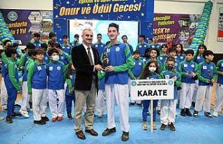 ÇESK sporcularına plaket takdim edildi