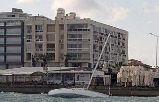 Çeşme’de fırtına nedeniyle yan yatan tekne karaya...