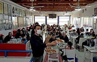 Çeşmeli başarılı öğrenciler yemekte ağırlandı