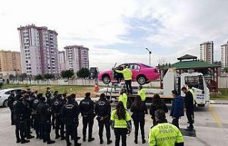 Çevik kuvvet polislerine simülasyon aracında trafik...