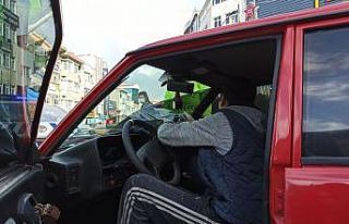 Ceza yememek için cam filmlerini elleriyle söktüler