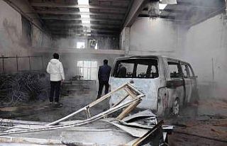 Çıkan yangında mobilya imalathanesi ile içerisindeki...