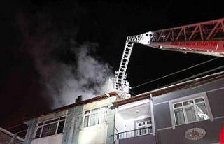 Çıkan yangını daire camlarına kar topu atarak...