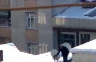 Çocuğu iple bağlayıp çatıdaki karı temizletti