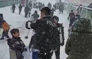 Çocuklar ile polis ekiplerinin sokakta poşetle kayak...
