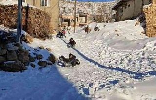 Çocuklar karın keyfini ’naylonla’ kayarak çıkardı