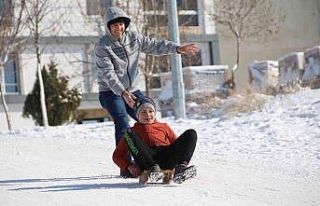 Çocuklar karlı yollarda doyasıya eğlendi
