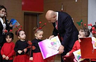 Çocuklar karnelerini Başkan Altınok’un elinden...