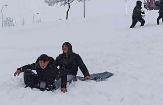 Çocuklar poşetlerle kayarak karın keyfini çıkarttı