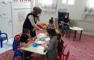 Çocuklar suni karla eğitim alırken gerçek kar...