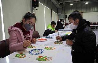 Çocuklar tahta baskı sanatını öğreniyor