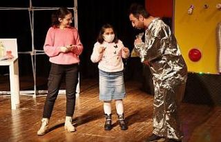 Çocuklar tiyatro oyunuyla hem öğrendi hem eğlendi