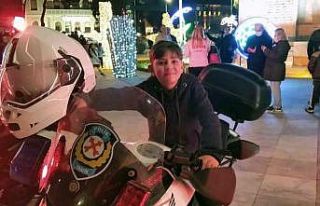Çocuklar yeni yıla trafik ekiplerinin motosikletlerinde...