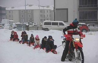 Çocukların kros motorlu kızak keyfi