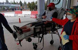 Çocukluk arkadaşının kardeşi tarafından bıçaklandı