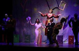 Çocukluktan gelen tiyatrocu olma hayaline üniversitede...