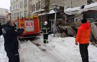 Çöken çatının altında kalan çocuk yaralandı
