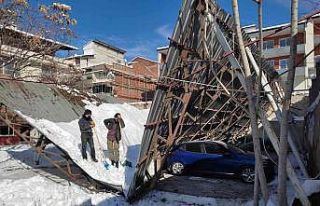 Çöken otoparkın çatısı karton gibi ikiye ayrıldı