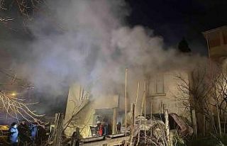 Çöp dolu bina alev alev yandı