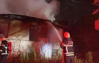 Çöp evde alevler yeniden yükseldi